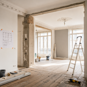 Appartement en cours de rénovation à Lyon avec échelle, outils de chantier et espaces ouverts en transformation.